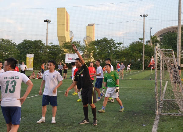 Lực lượng trọng tài cũng phải làm việc tương đối vất vả ở giải đấu lần này...