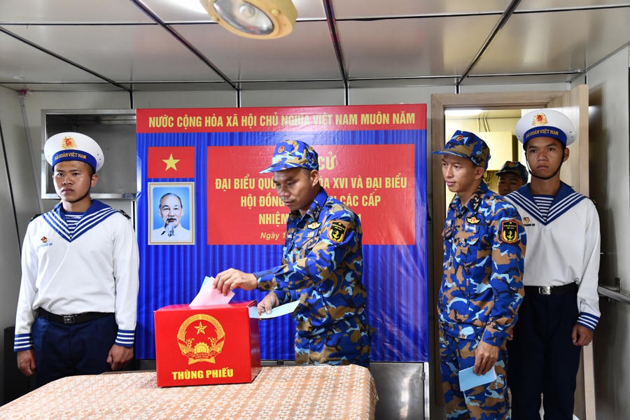 cử tri đi bỏ phiếu trên tàu