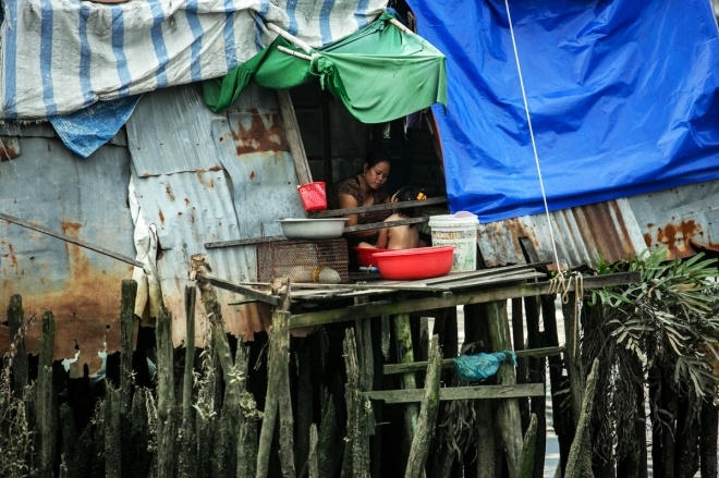 Với họ, nguồn nước sạch luôn thiếu thốn, đặc biệt là vào mùa khô. "Mỗi lần tắm rửa, chúng tôi đều phải tiết kiệm nguồn nước", một người dân sống ven dòng kênh Tẻ cho biết.
