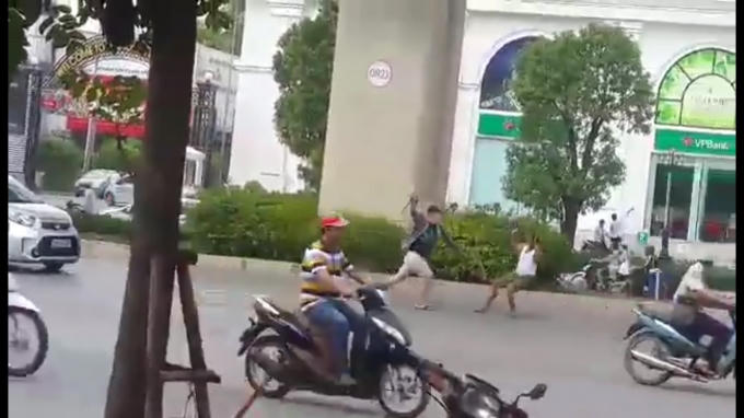 Thanh ni&ecirc;n cầm gậy lao tới vụt v&agrave;o tay, đầu người đ&agrave;n &ocirc;ng.