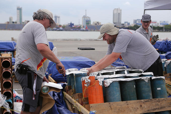 Nhân viên đội Áo cẩn thận bọc lại miệng các ống phóng bằng giấy bạc, trước khi phủ bạt che kín.