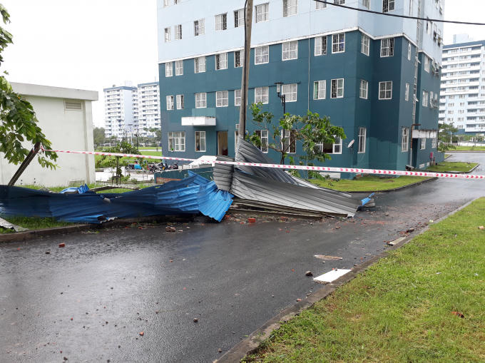 Mái tôn nằm ngổn ngang sau trận mưa lớn.
