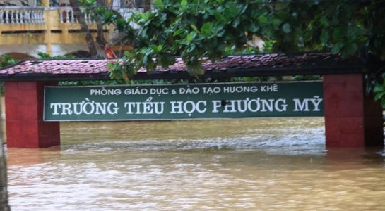 Học sinh miền trung đang chịu ảnh hưởng nặng nề bởi liên tiếp các trận bão lũ cường độ lớn.