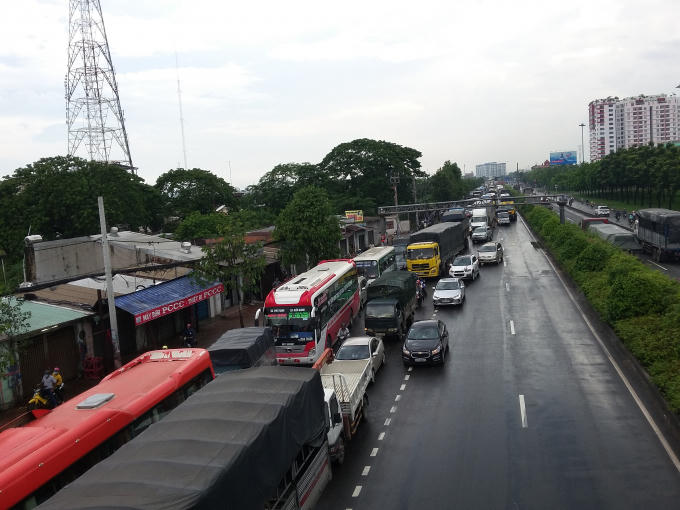 Các phương tiện xếp hàng dài gần 5km trên quốc lộ 1.