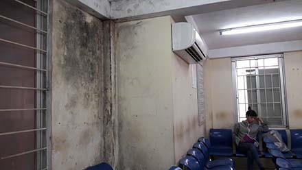 Cận cảnh phòng khám theo yêu cầu mốc meo của Bệnh viện Nội tiết Trung ương. Ảnh: P.V