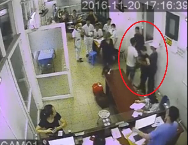 Nam thanh niên liên tục chửi bới, gây sự với y bác sĩ của bệnh viện. (Ảnh: chụp màn hình).