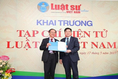 TS. LS Đỗ Ngọc Thịnh - Chủ tịch LĐLSVN thay mặt Bộ TT&amp;TT trao Giấy phép hoạt động Báo điện tử cho Ths. LS Nguyễn Minh Tâm - TBT Tạp chí điện tử LSVN.