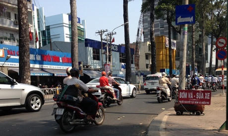 Hình ảnh quá đỗi quen thuộc với những ai ngày ngày đi ngang qua ngã ba Nguyễn Thị Minh Khai - Cống Quỳnh (quận 1, TP Hồ Chí Minh).