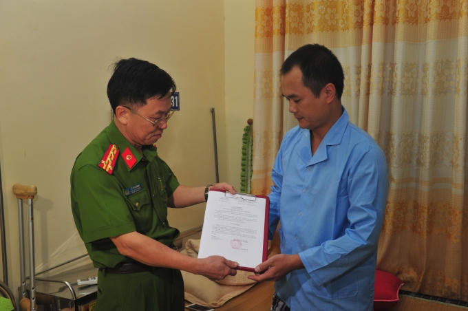 Đại tá Vũ Văn Đông tặng quà cho đồng chí Nguyễn Minh Tú.