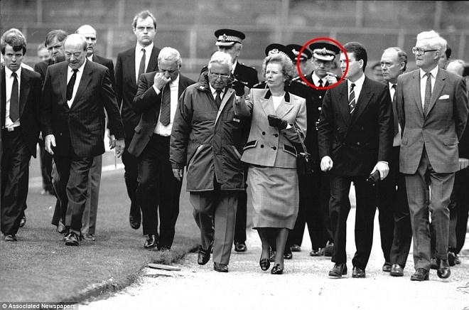 Thủ tướng Anh Margaret Thatcher thị sát hiện trường, sỹ quan Duckefield trong ô tròn.