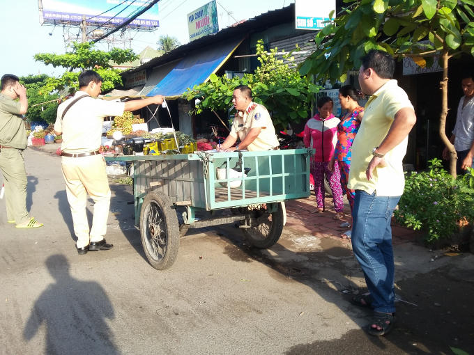 CSGT khám nghiệm chiếc xe ba gác.