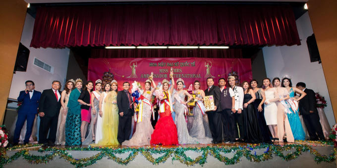 Vượt qua nhiều thí sinh “nặng kí”, trải qua nhiều vòng thi khó khăn và sự đánh giá, nhận xét khắt khe từ Ban giám khảo, Nguyễn Thị Huệ đã xuất sắc đăng quang ngôi vị cao nhất của Hoa hậu Đại sứ Quốc tế 2019.