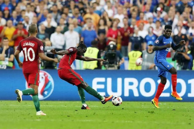 Bàn thắng của Eder ở trận chung kết Euro 2016. Đây là bàn thắng định đoạt số phận của sự kiện bóng đá lớn nhất năm 2016. Pha lập công ở phút 109 của trận chung kết, giúp Bồ Đào Nha đánh bại Pháp 1-0 trên sân Stade de France và lần đầu đăng quang một giải đấu lớn. Man Utd phá kỷ lục chuyển nhượng với thương vụ Pogba. CLB Anh chi 116,4 triệu đôla, theo xác nhận từ phía Juventus, để đưa tiền vệ người Pháp trở lại sân Old Trafford (có nguồn tin là 130 triệu đôla). Đây là bản hợp đồng có giá trị kỷ lục, vượt qua số tiền 103,9 triệu đôla mà Real đã chi để chiêu mộ Gareth Bale năm 2013.