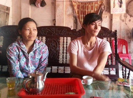 Hai người mẹ đau buồn vì các con mất tích quá bí ẩn. Các chị nghi ngờ con mình đã bị kẻ xấu bắt cóc.
