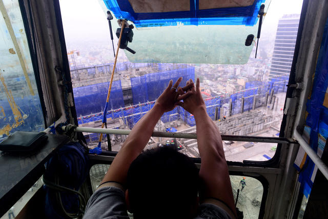 Mỗi ngày 8 tiếng Lợi ở bên trong buồng lái chỉ vửa đủ đặt chiếc ghế và bảng điều khiển, những lúc chưa có hàng để cẩu thì Lợi thường làm các động tác thể dục tại chỗ để tránh mệt mỏi.