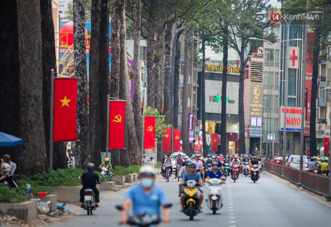 Hay như con phố 3 Tháng 2, phần lớn các cửa hàng tại đây dù vẫn mở cửa nhưng lượng khách vào giảm thấy rõ.