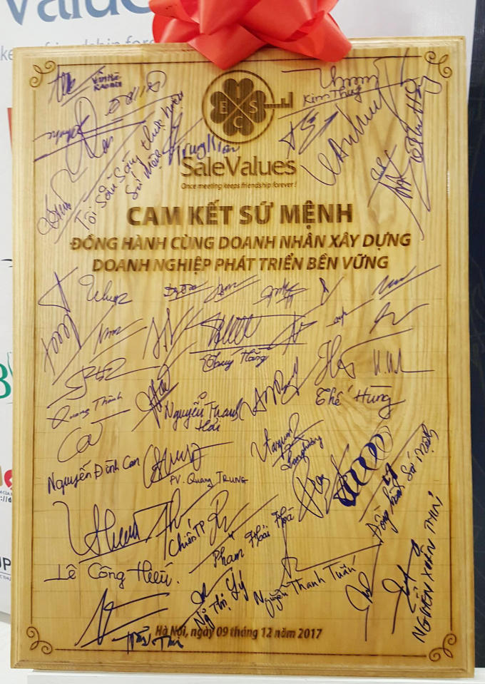 Bảng ký kết ghi nhớ hợp tác của đại diện các doanh nghiệp, cam kết đồng hành cùng doanh nghiệp phát triển bền vững.
