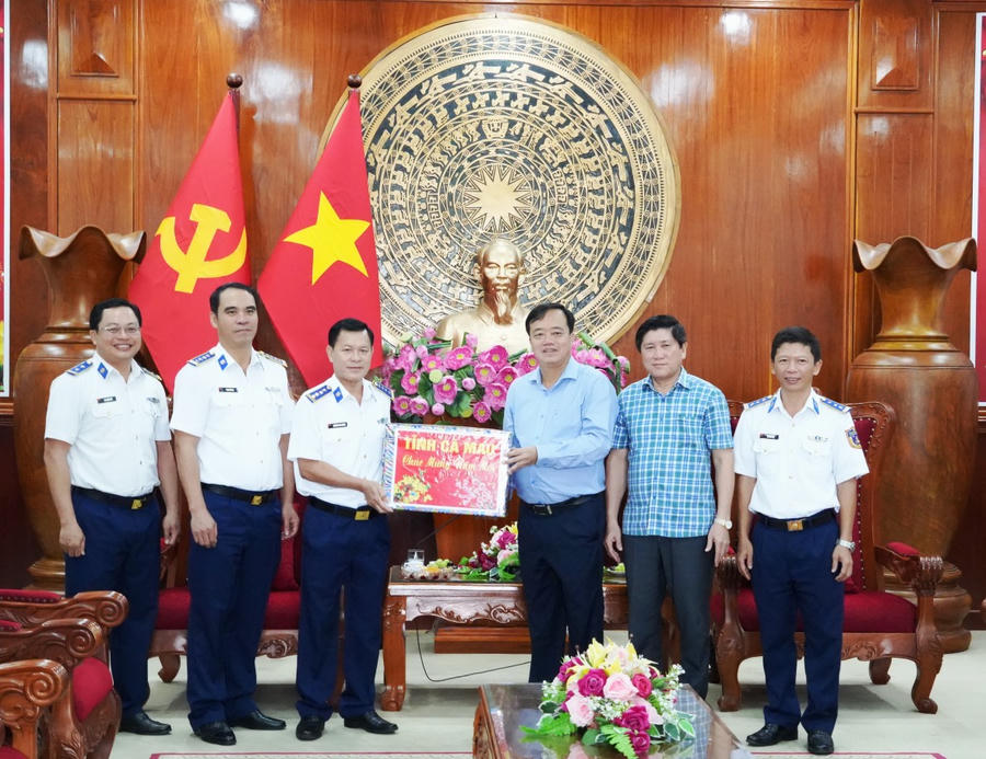 Ông Huỳnh Quốc Việt và ông Lê Văn Sử - trao tặng bức tranh lưu niệm và quà cho Đoàn công tác Bộ Tư lệnh Vùng Cảnh sát biển 4.