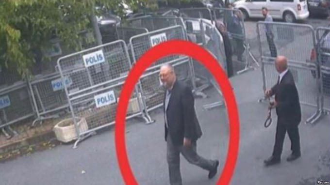 Video của CCTV cho thấy nhà báo Saudi Jamal Khashoggi, (được khoanh đỏ) đến tòa lãnh sự Saudi tại Istanbul, ngày 2.10.2018.