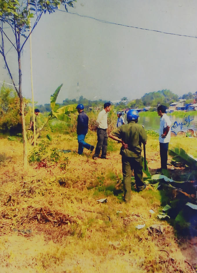Lực lượng chức năng xã xuống chặt phá cây trái ông Thẩm trồng. (Hình do bạn đọc cung cấp)