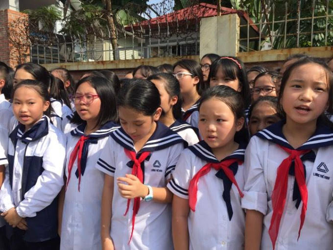 Linh cữu thầy Văn Như Cương về đến trường Lương Thế Vinh, hàng trăm học sinh trong trường đội nắng hát vang bài hát "Hát về mái trường Lương Thế Vinh".