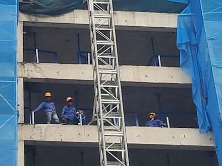 Dù đã bị đình chỉ thi công, bị đề nghị tước giấy phép xây dựng, nhưng công trình cao ốc 62 Nguyễn Huy Tưởng vẫn thi công rầm rộ. Theo ghi nhận của PV Tiền Phong, chiều ngày 7/6 và  sáng ngày 8/6, tại công trình xây dựng dự án chung cư Mỹ Sơn Tower 62 Nguyễn Huy Tưởng (phường Thanh Xuân Trung, quận Thanh Xuân, Hà Nội), sau khi có văn bản đề nghị tước giấy phép và dù đã có quyết định đình chỉ thi công nhưng thực tế công trình vẫn rầm rộ thi công. Khu vực cổng dự án đóng kín, bảo vệ canh giữ nghiêm không cho người ngoài vào dự án. “Nếu là chủ của căn hộ đến xem nhà phải đăng ký họ tên chính chủ. Chủ đầu tư sẽ sắp xếp cho vào thăm căn hộ vào ngày thứ bảy cuối tuần. Giờ được lệnh không cho người ngoài vào công trình”, người bảo vệ gác cổng nói.