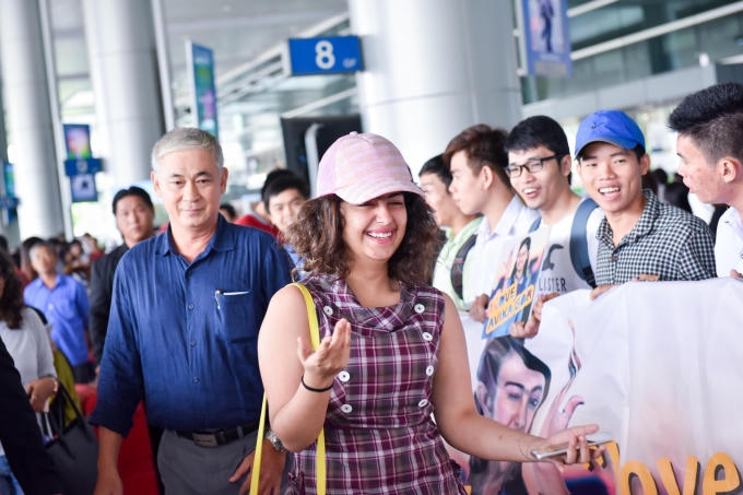 Anandi trong Cô dâu 8 tuổi được fan chào đón nồng nhiệt ở sân bay Tân Sơn Nhất