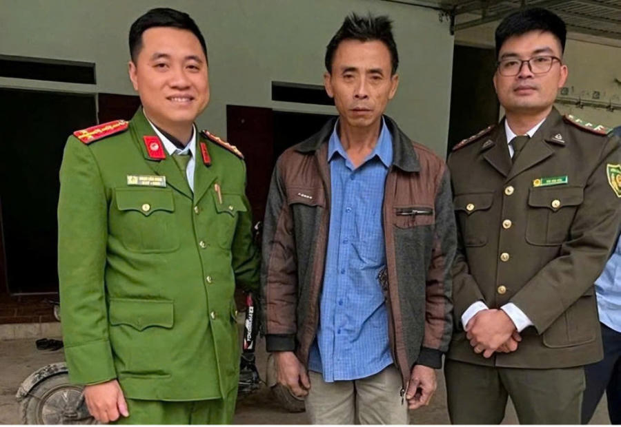 Anh Lê Văn Quyền giao nộp cá thể tê tê cho cơ quan chức năng.