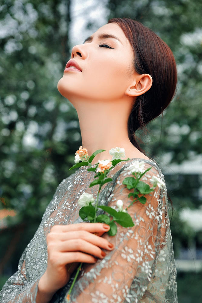 Phan Thị Mơ gây thương nhớ với vẻ đẹp mơ màng dưới nắng chiều