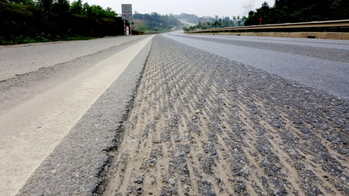 Khi xe chạy vào những vệt này, lốp xe rất dễ bị tổn hại và nhanh mòn  Ông Đỗ Văn Bằng, Giám đốc Công ty TNHH Minh Thành Phát, chủ nhà xe Sao Việt cho hay, hiện công ty có 25 xe khách 45 chỗ chuyên chạy tuyến Hà Nội – Lào Cai. Mỗi tháng nhà xe này phải bỏ ra khoảng 600 triệu tiền phí đường bộ cho số xe nói trên cộng thêm 180 triệu tiền vé đường bộ đối với xe 9 chỗ của hãng chuyên chạy trên tuyến cao tốc này.