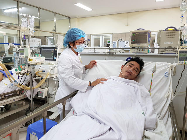 Bệnh nhân ngộ độc khí than đã tỉnh lại nhưng chưa đánh giá được những di chứng thần kinh. Ảnh: H.Hải