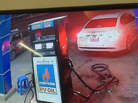 Xe &ocirc; t&ocirc; đổ xăng quỵt rồi bỏ chạy.