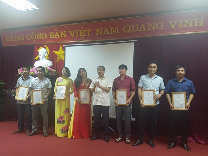 Chủ tịch UBND tỉnh Lý Thái Hải trao cho các tác giả đạt giải B, giải báo chí tỉnh Bắc Kạn lần thứ 7.