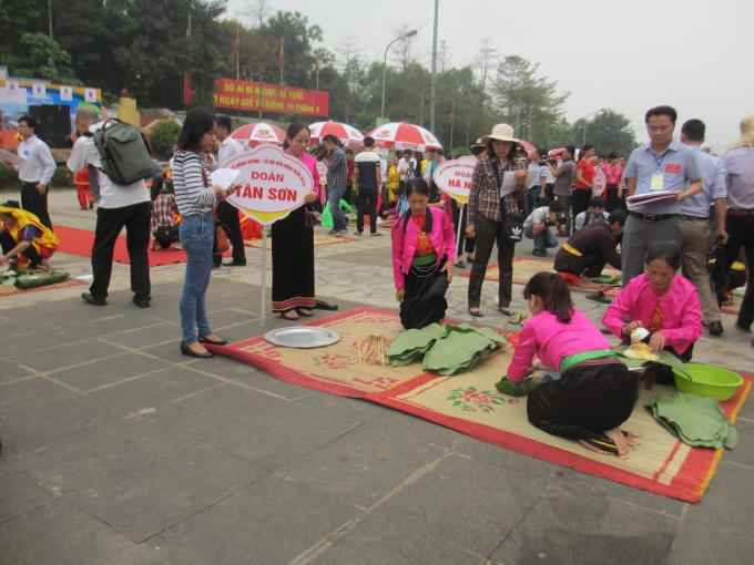 Các nghệ nhân của đoàn Tân Sơn vô cùng tập trung hoàn thành những chiếc bánh chưng trong thời gian tối đa 10 phút.