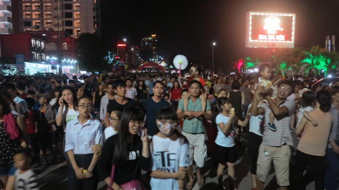 Biển người chen chân tham gia đêm khai mạc.