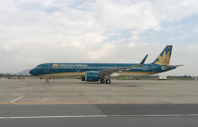 Chiếc máy bay thế hệ mới Airbus A321neo đầu tiên của Vietnam Airlines đáp xuống tại sân bay quốc tế Nội Bài