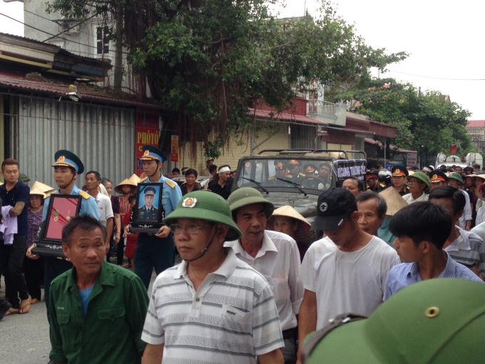 Vào 13h30’, đoàn xe tang bắt đầu lăn bánh, hài cốt của Liệt sĩ Thượng uý Đặng Đình Duy được di chuyển đến Nhà văn hoá xã Thanh Nguyên (Thanh Liêm, Hà Nam) để làm Lễ tiếp nhận hài cốt liệt sĩ.