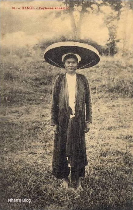 Hình ảnh cô gái với chiếc áo tứ thân ngày xưa.