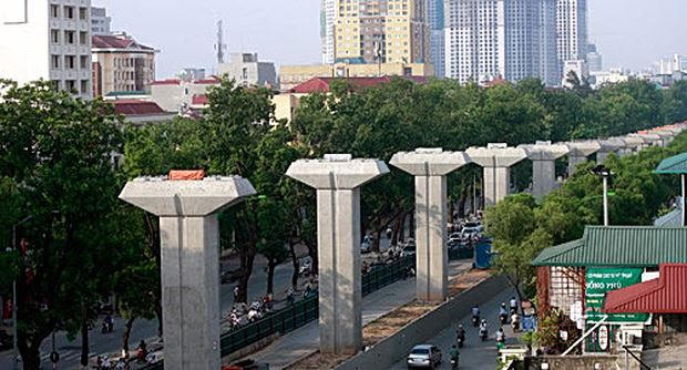 Tuyến Cát Linh - Hà Đông đã buộc phải “mua lại” hàng chục hecta quyền sử dụng đất, phải phá đi hàng trăm nhà dân.