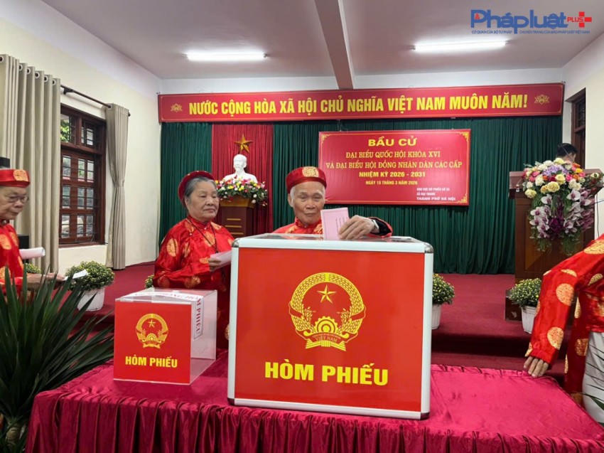 Những cử tri cao niên thực hiện bỏ những lá phiếu đầu tiên theo đúng quy trình, quy định tại Tổ bầu cử số 5, thôn Quỳnh Đô, xã Đại Thanh.