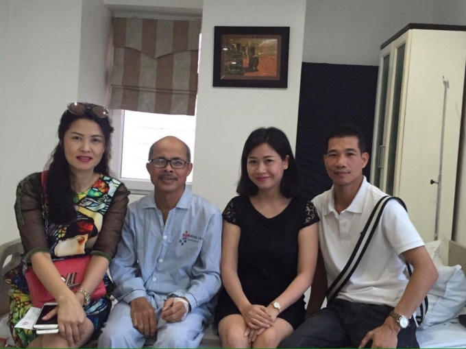 Bạn bè và đồng nghiệp đến thăm nghệ sỹ Hán Văn Tình tại Bệnh viện ung bướu Hưng Việt.