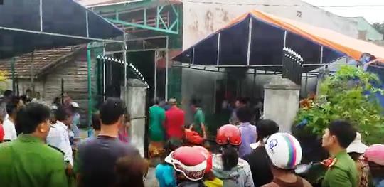 Đưa thi thể nạn nh&acirc;n về gia đ&igrave;nh.