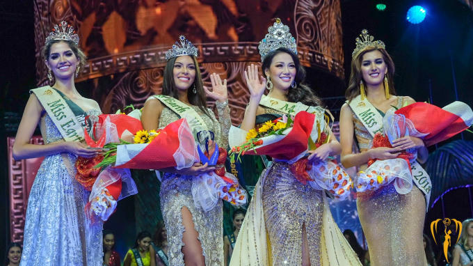 Hoa hậu Phương Kh&aacute;nh diện &aacute;o d&agrave;i, đội vương miện, xuất hiện cực thần th&aacute;i trong Road to Miss Earth 2019