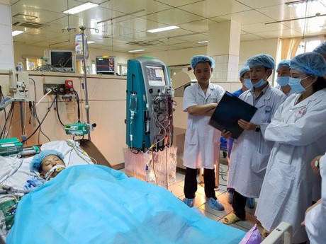 Bộ trưởng Bộ Y tế thăm bệnh nhân nặng của sự cố y khoa chạy thận đang điều trị tại BVĐK Hòa Bình. (Ảnh: VTC)