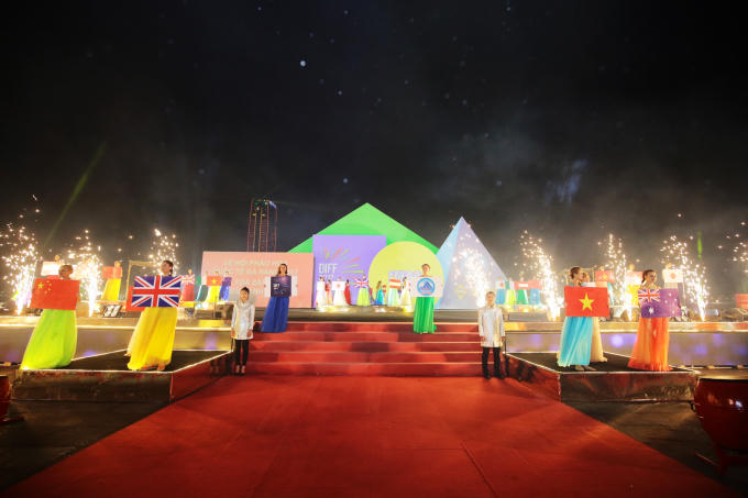 Ban tổ chức sẽ công bố 3 đội có điểm thi cao nhất lọt vào đêm chung kết với chủ đề Mộc vào tối 24/6.