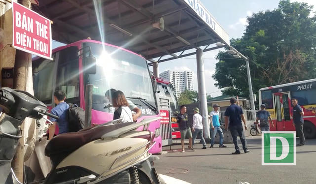 Cảnh ra vào của khách, nhân viên nhà xe, xe ra đỗ hàng chục phút ngay cổng để đợi khách.