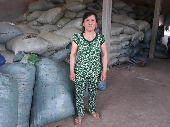 Bà Trần Thị Sáu - thôn 2, xã Kroong, TP Kon Tum trao đổi vụ việc với phóng viên.