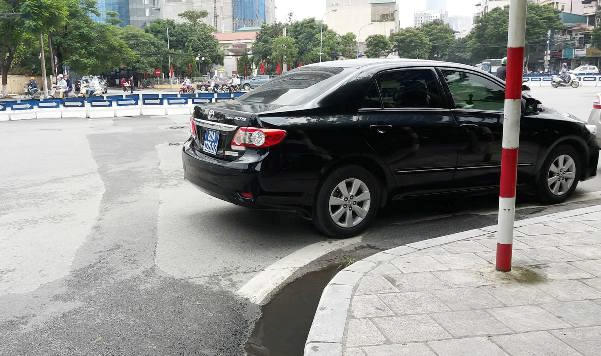Xe công mang biển xanh đậu che khuất tầm nhìn tại bùng binh.