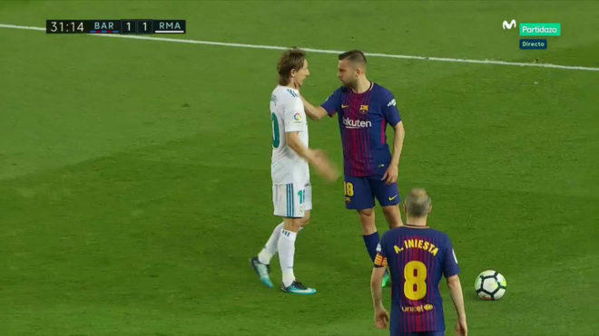 Alba nổi nóng va chạm với Modric