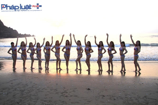 Người đẹp Ảnh Việt Nam sexy với bikini, khoe sắc dưới b&igrave;nh minh biển Cửa L&ograve;